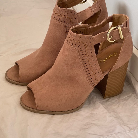 Qupid Brand Heels - Picture 4 of 11